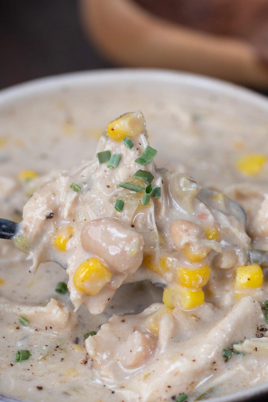 https://media.theproteinchef.co/wp-content/uploads/2021/01/Easy-White-Chicken-Chili-Bite-910x1365.jpg