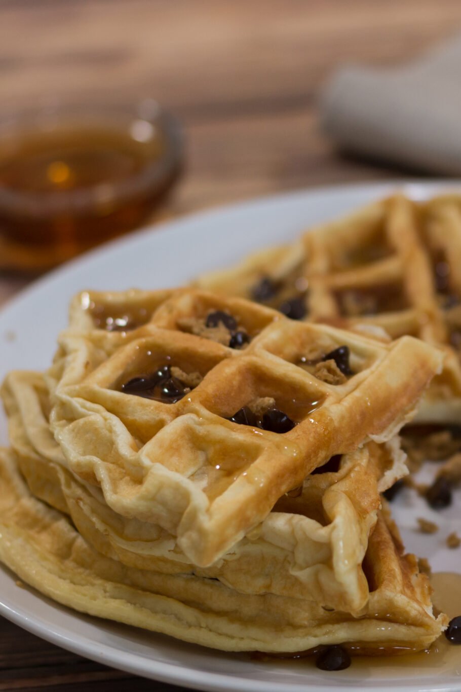 https://media.theproteinchef.co/wp-content/uploads/2021/02/Easy-Low-Carb-Waffles-Syrup-910x1365.jpg