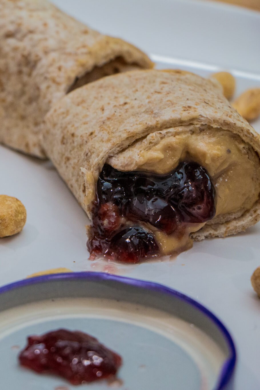 https://media.theproteinchef.co/wp-content/uploads/2021/04/Low-Fat-Peanut-Butter-Jelly-Sandwich-910x1365.jpg