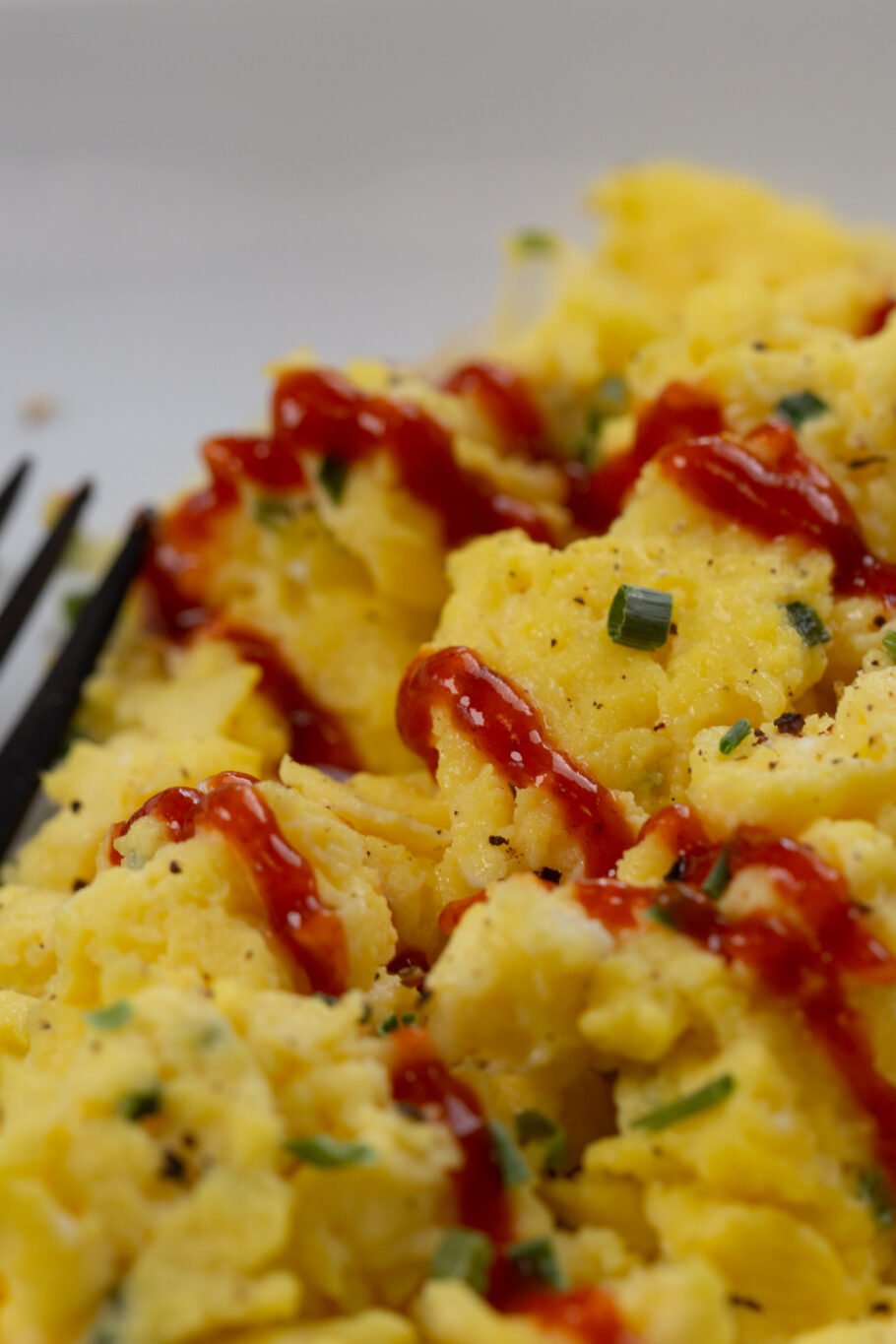 https://media.theproteinchef.co/wp-content/uploads/2022/03/Healthy-Scrambled-Eggs-with-Cottage-Cheese-Topping-910x1365.jpg